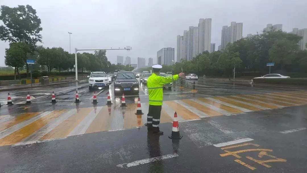护航中考!江夏在行动,许多人彻夜未眠...-第7张图片-四季读书网 护航中考!江夏在行动,许多人彻夜未眠...-第7张图片-四季读书网