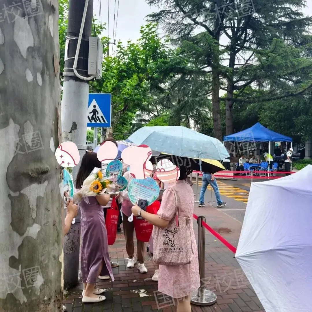 妈妈各色旗袍&爸爸长袍马褂,上海中考首日,这些爸妈的送考穿搭火了!考试后还有这条升学planB可选!-第2张图片-四季读书网