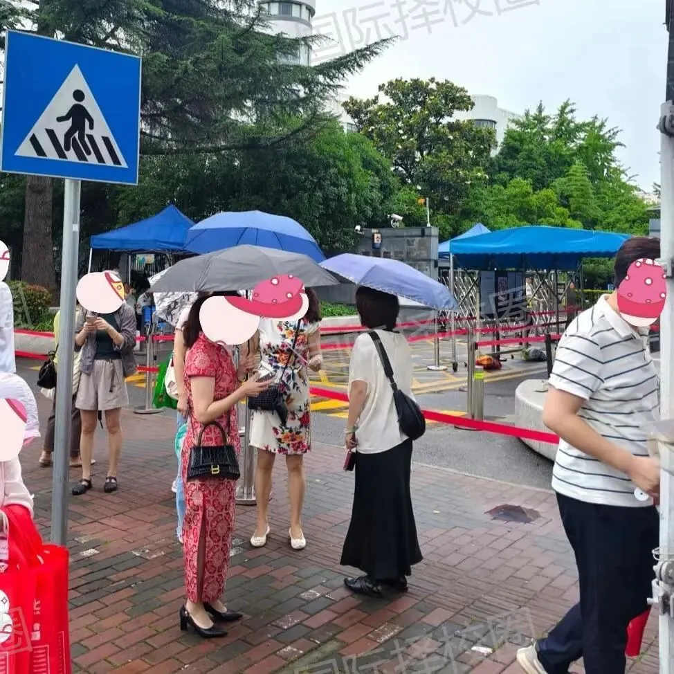 妈妈各色旗袍&爸爸长袍马褂,上海中考首日,这些爸妈的送考穿搭火了!考试后还有这条升学planB可选!-第3张图片-四季读书网