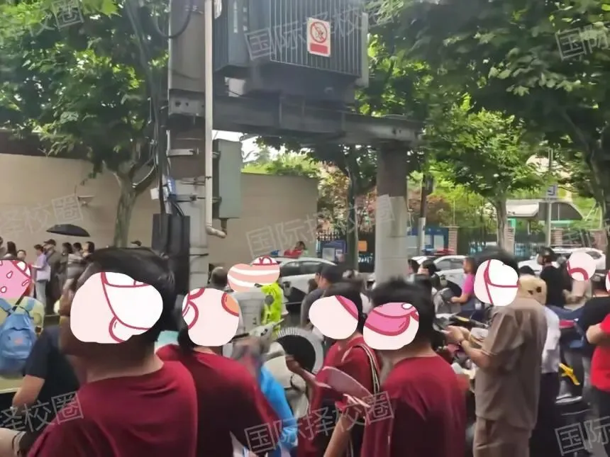 妈妈各色旗袍&爸爸长袍马褂,上海中考首日,这些爸妈的送考穿搭火了!考试后还有这条升学planB可选!-第7张图片-四季读书网