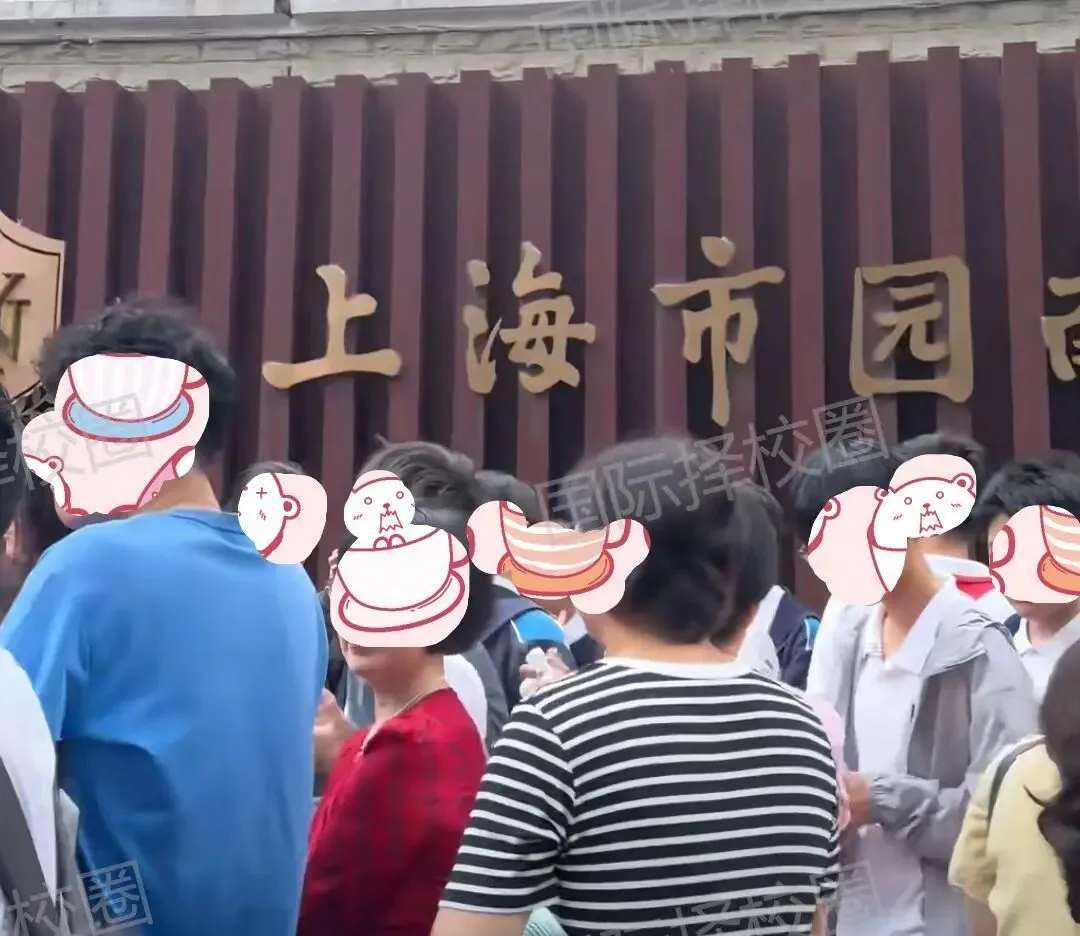 妈妈各色旗袍&爸爸长袍马褂,上海中考首日,这些爸妈的送考穿搭火了!考试后还有这条升学planB可选!-第8张图片-四季读书网