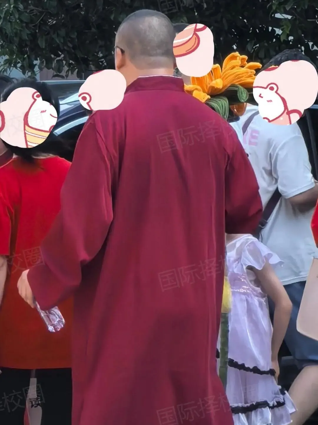 妈妈各色旗袍&爸爸长袍马褂,上海中考首日,这些爸妈的送考穿搭火了!考试后还有这条升学planB可选!-第9张图片-四季读书网