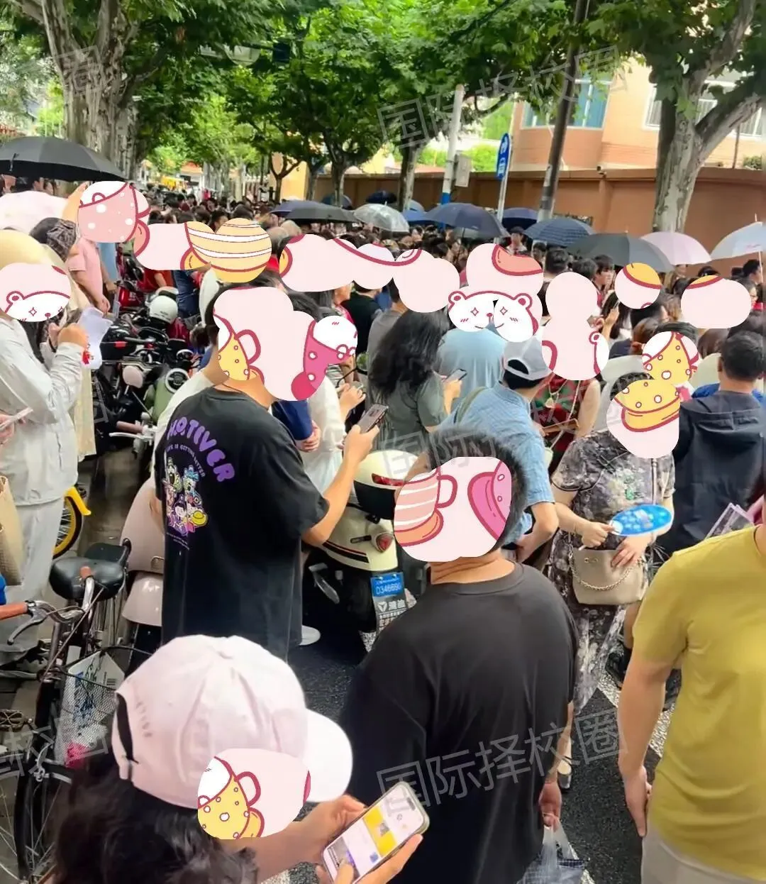 妈妈各色旗袍&爸爸长袍马褂,上海中考首日,这些爸妈的送考穿搭火了!考试后还有这条升学planB可选!-第11张图片-四季读书网