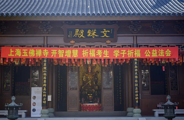 妈妈各色旗袍&爸爸长袍马褂,上海中考首日,这些爸妈的送考穿搭火了!考试后还有这条升学planB可选!-第13张图片-四季读书网