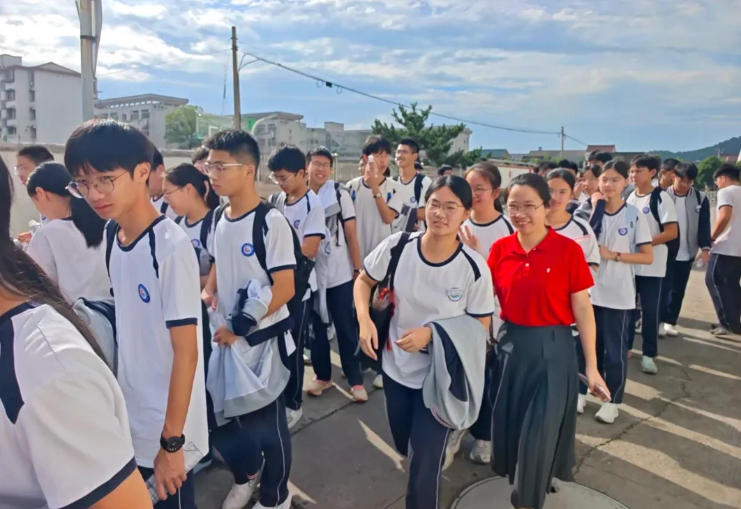 中考开考!慈溪13000余名学子执笔试锋芒-第5张图片-四季读书网 中考开考!慈溪13000余名学子执笔试锋芒-第5张图片-四季读书网