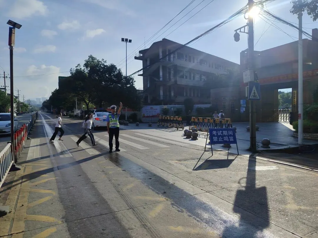 中考首日,龙岩交警全力护航!-第26张图片-四季读书网 中考首日,龙岩交警全力护航!-第26张图片-四季读书网