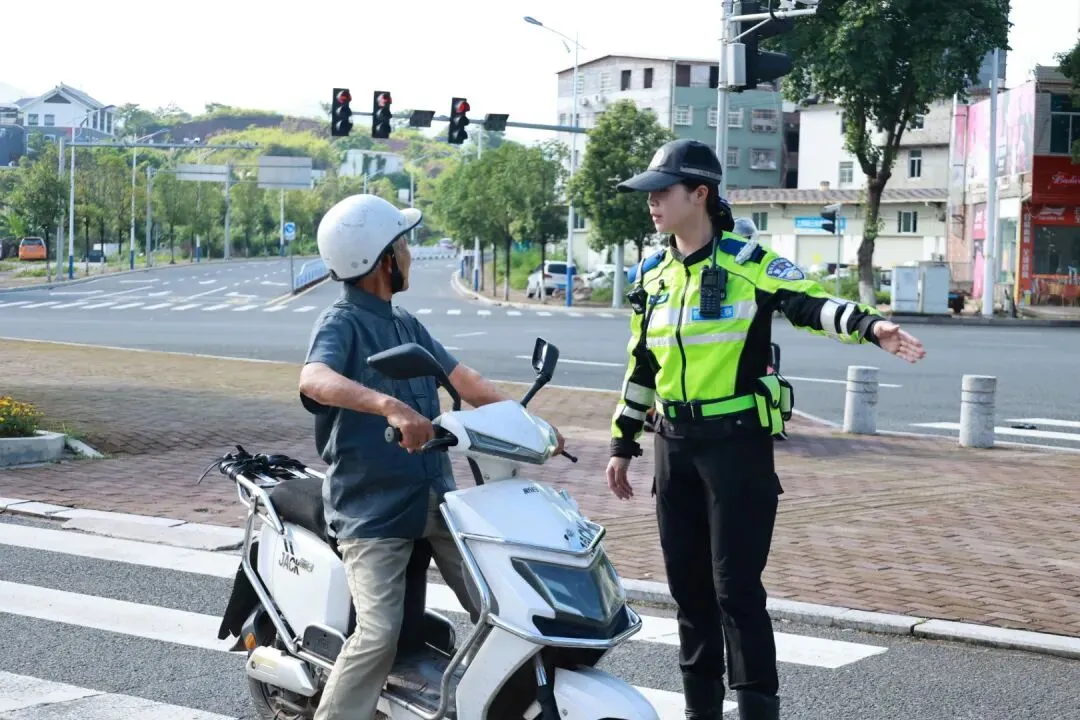 中考首日,龙岩交警全力护航!-第28张图片-四季读书网 中考首日,龙岩交警全力护航!-第28张图片-四季读书网