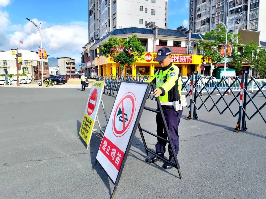 中考首日,龙岩交警全力护航!-第32张图片-四季读书网 中考首日,龙岩交警全力护航!-第32张图片-四季读书网