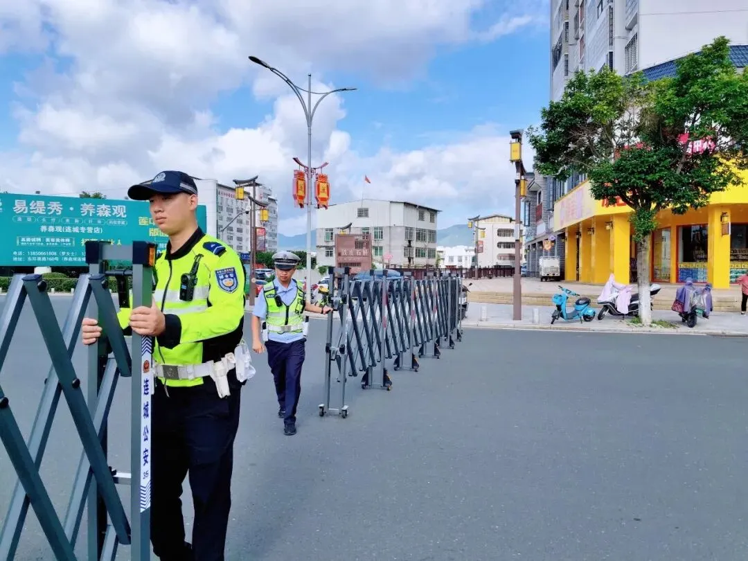 中考首日,龙岩交警全力护航!-第34张图片-四季读书网 中考首日,龙岩交警全力护航!-第34张图片-四季读书网