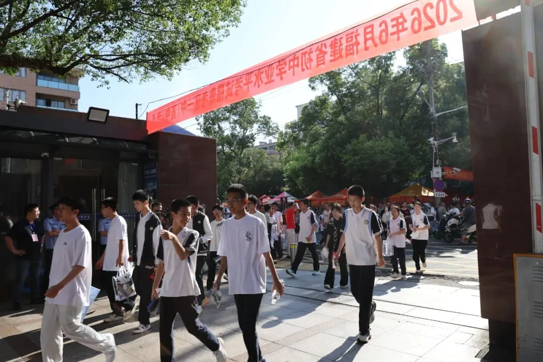 中考首日!福鼎少年提笔逐梦!-第3张图片-四季读书网 中考首日!福鼎少年提笔逐梦!-第3张图片-四季读书网
