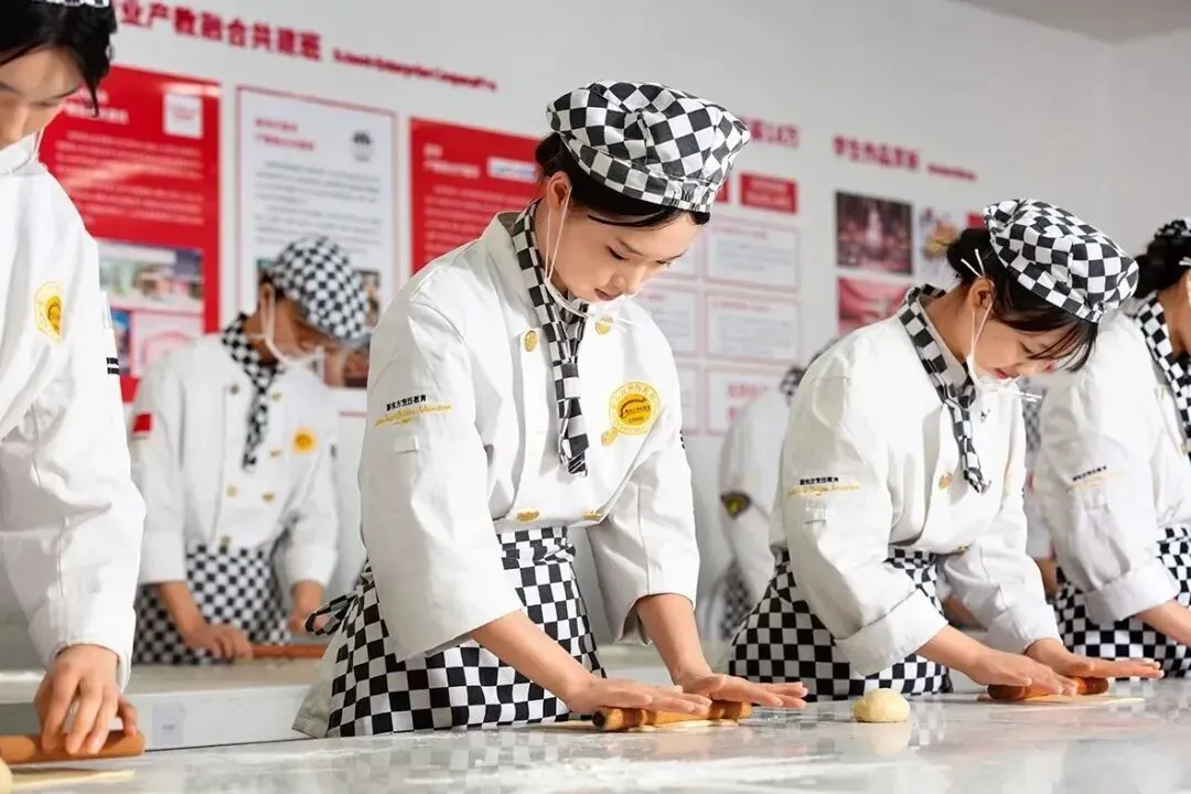 中考落幕,择校现场火热|赣州新东方报名咨询热度持续飙升!还未择校的同学及家长抓紧时间预定专业名额!-第8张图片-四季读书网