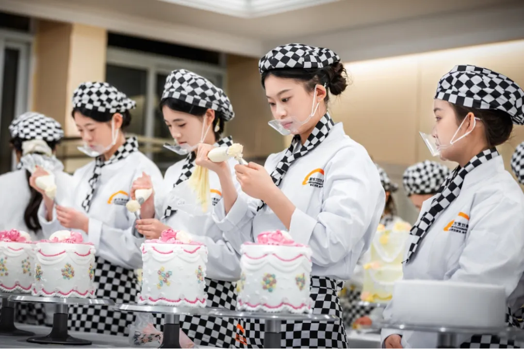 中考落幕,择校现场火热|赣州新东方报名咨询热度持续飙升!还未择校的同学及家长抓紧时间预定专业名额!-第9张图片-四季读书网