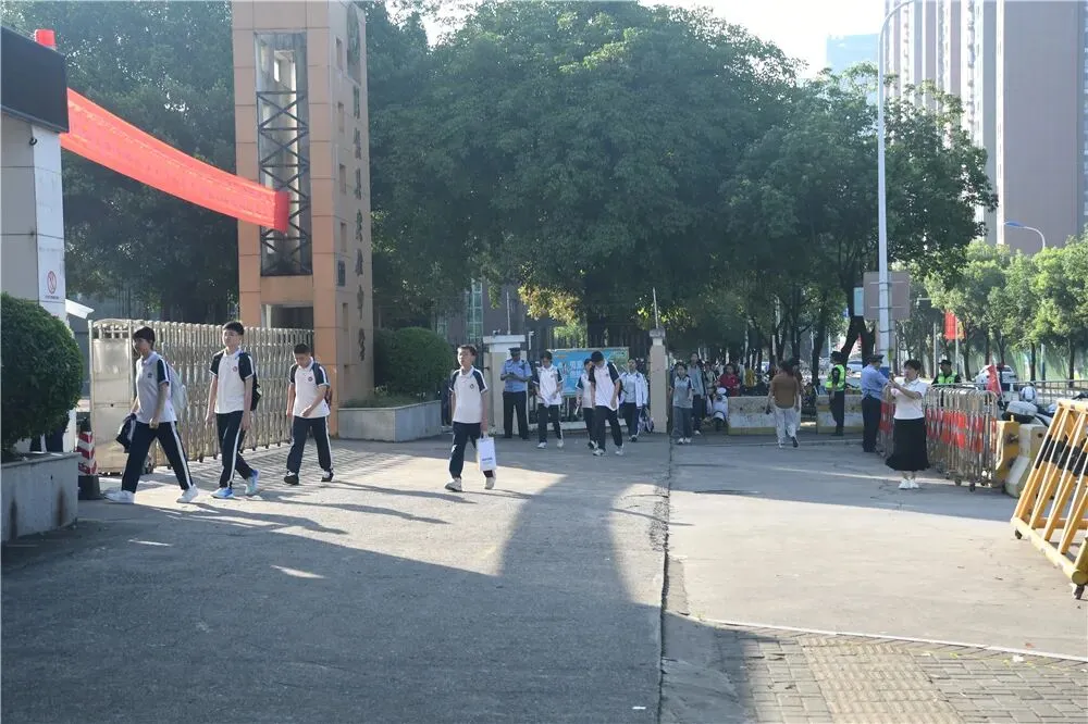 现场直击!闽侯中考开考!-第4张图片-四季读书网