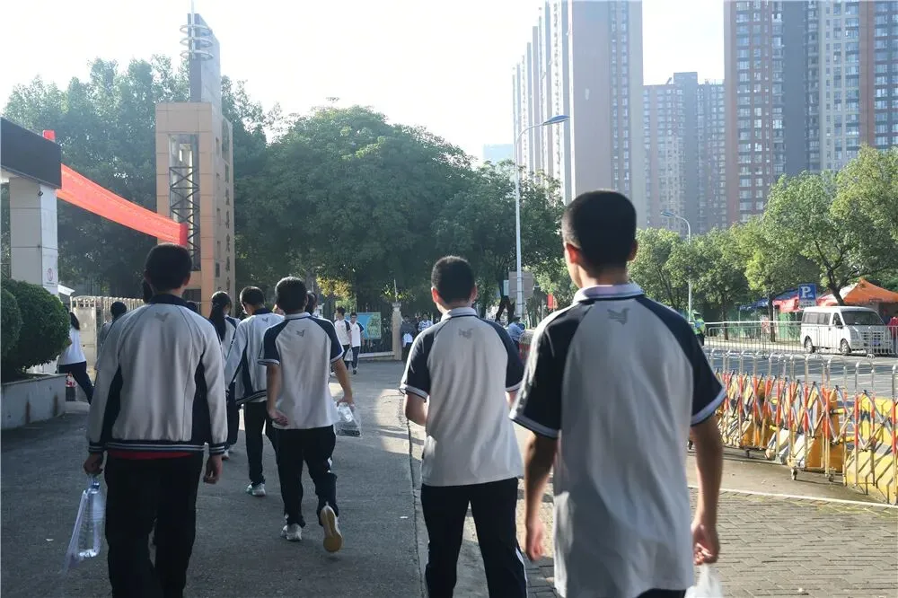 现场直击!闽侯中考开考!-第6张图片-四季读书网