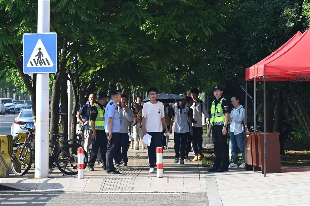 现场直击!闽侯中考开考!-第14张图片-四季读书网