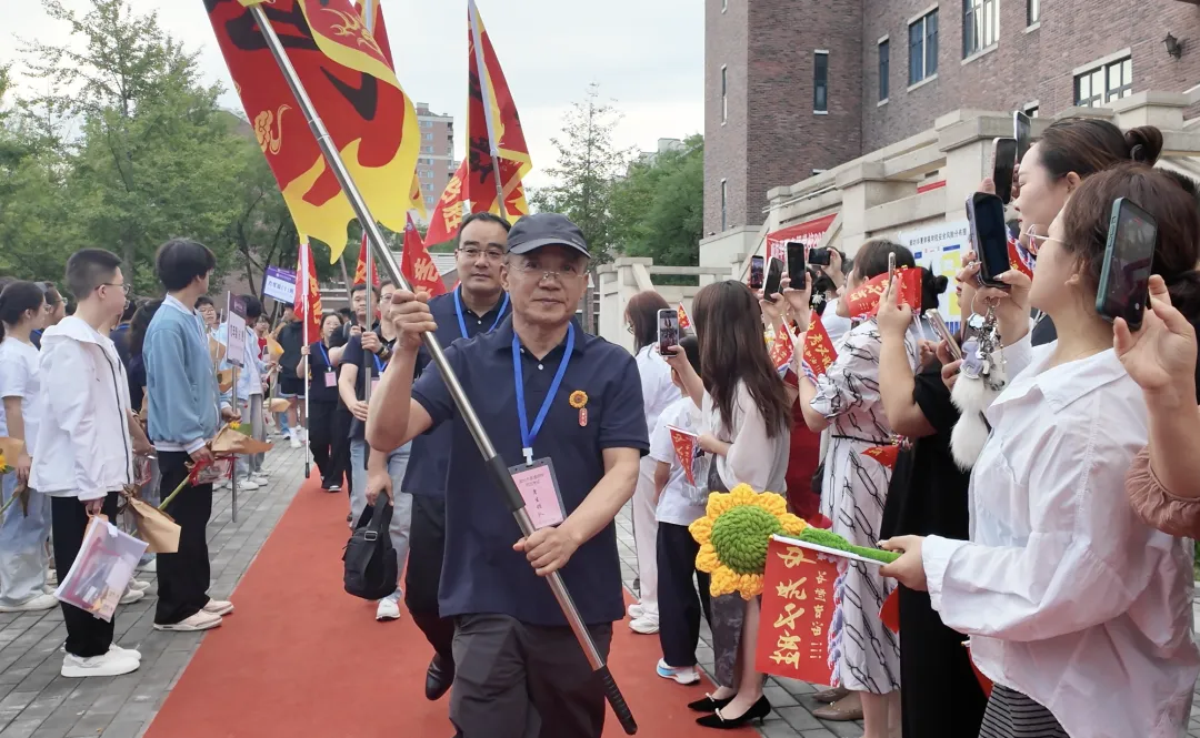 廊坊华夏幸福学校隆重举行2026届初三中考出征壮行仪式-第30张图片-四季读书网 廊坊华夏幸福学校隆重举行2026届初三中考出征壮行仪式-第30张图片-四季读书网