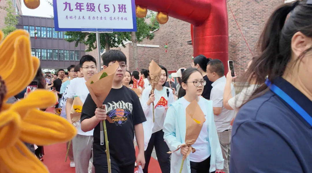 廊坊华夏幸福学校隆重举行2026届初三中考出征壮行仪式-第36张图片-四季读书网 廊坊华夏幸福学校隆重举行2026届初三中考出征壮行仪式-第36张图片-四季读书网