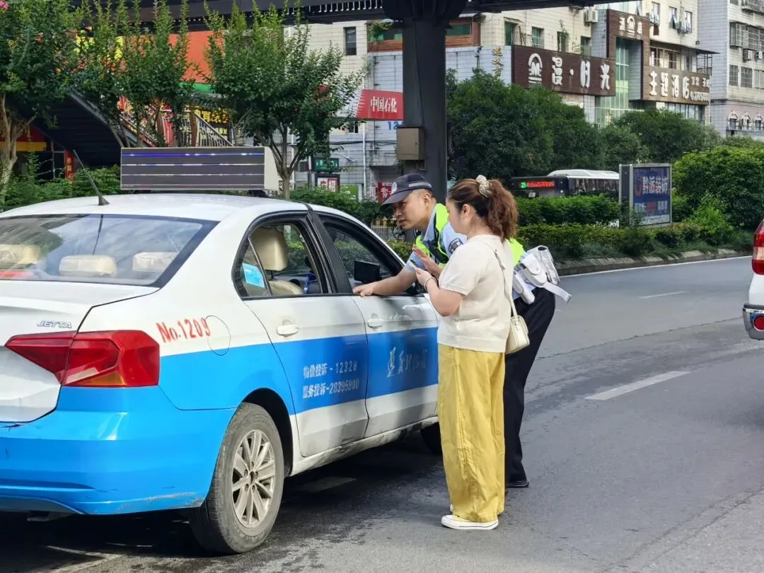 中考第二天,这些“警”急瞬间,破防了!-第4张图片-四季读书网 中考第二天,这些“警”急瞬间,破防了!-第4张图片-四季读书网