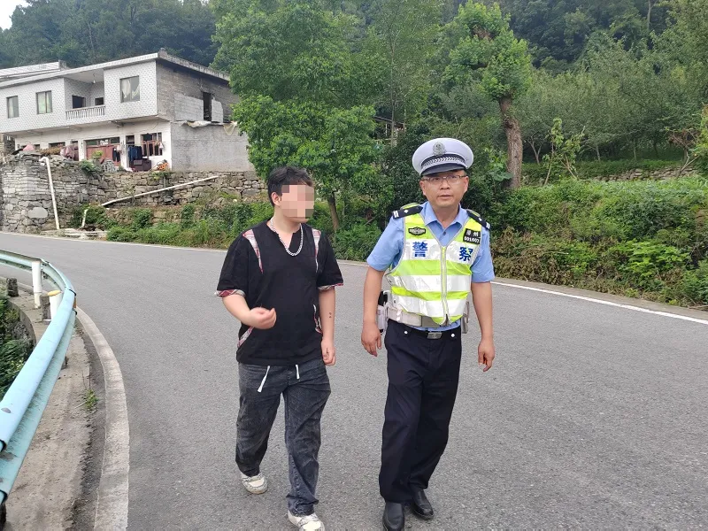 中考第二天,这些“警”急瞬间,破防了!-第6张图片-四季读书网 中考第二天,这些“警”急瞬间,破防了!-第6张图片-四季读书网