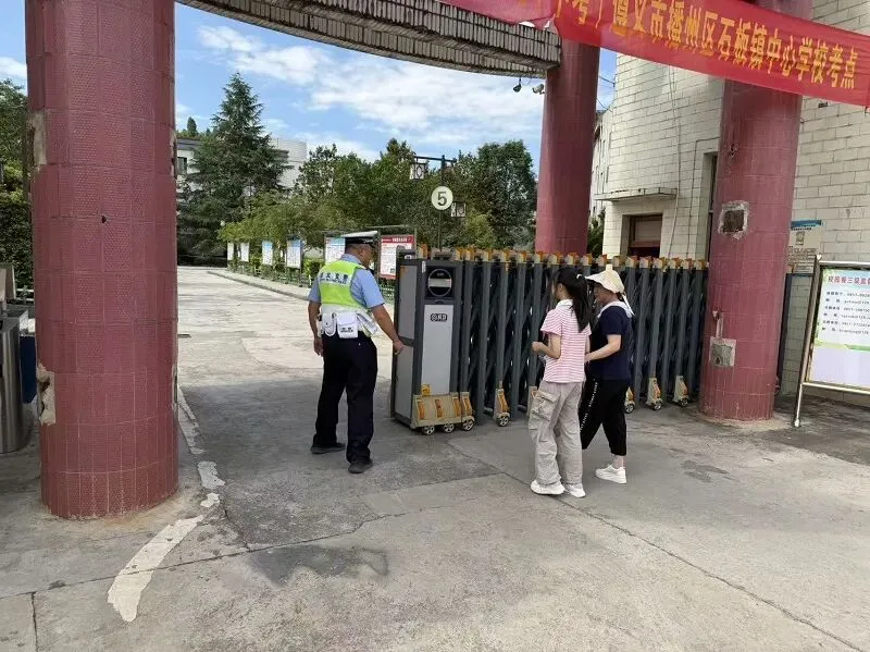 中考第二天,这些“警”急瞬间,破防了!-第8张图片-四季读书网 中考第二天,这些“警”急瞬间,破防了!-第8张图片-四季读书网