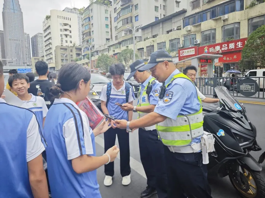 中考第二天,这些“警”急瞬间,破防了!-第10张图片-四季读书网 中考第二天,这些“警”急瞬间,破防了!-第10张图片-四季读书网