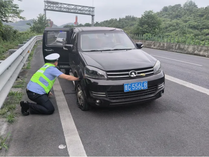 中考第二天,这些“警”急瞬间,破防了!-第12张图片-四季读书网 中考第二天,这些“警”急瞬间,破防了!-第12张图片-四季读书网