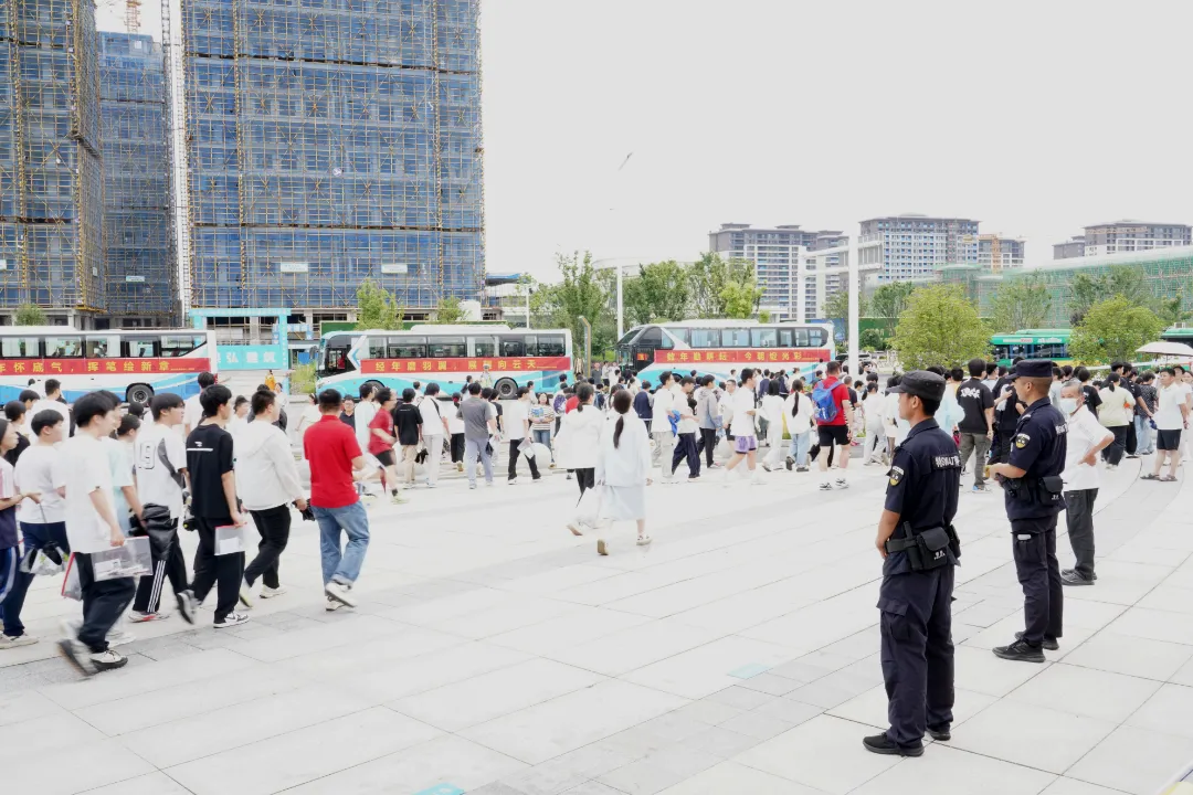 平安中考 他们在护航-第6张图片-四季读书网