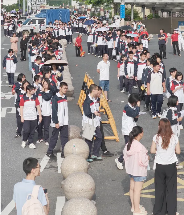 直击中考首日!漳平8129名学子奔赴考场-第13张图片-四季读书网