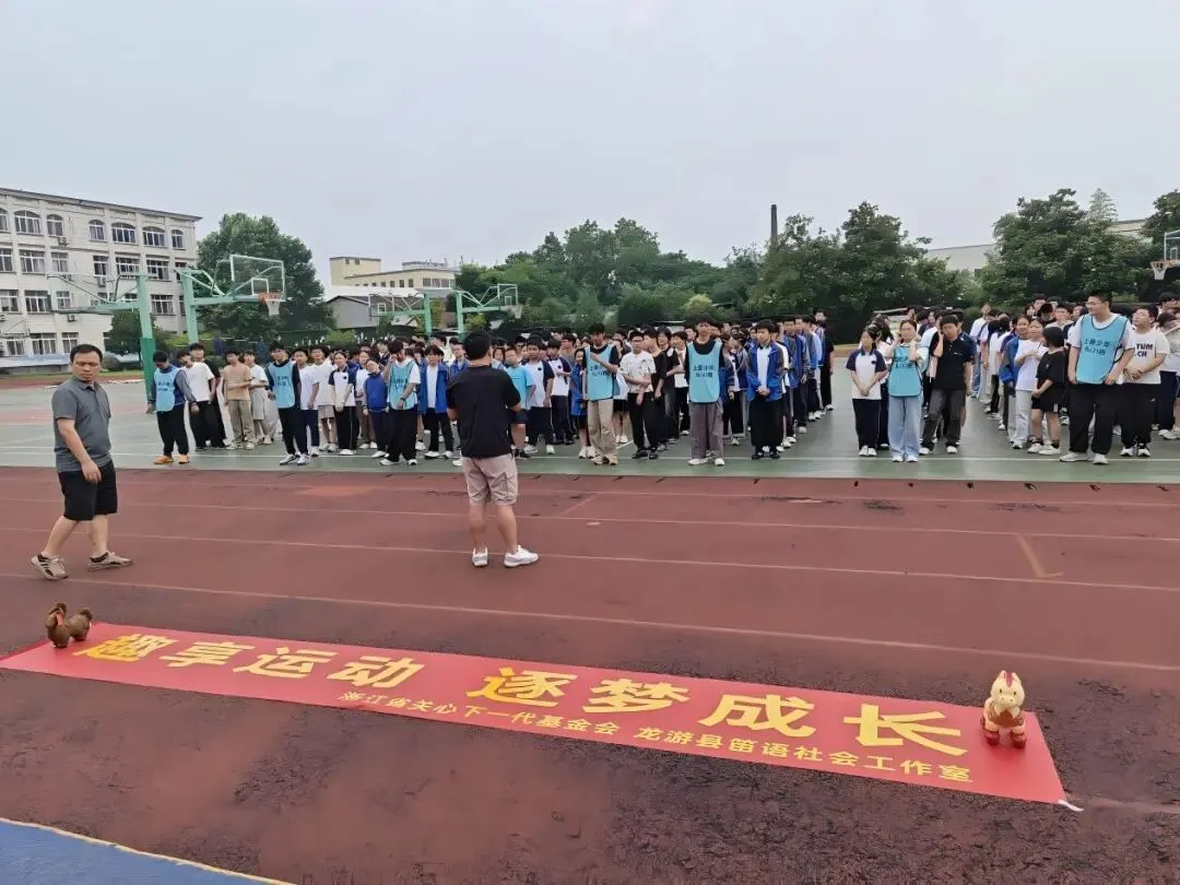 衢州志愿者为中考学子保驾护航-第5张图片-四季读书网