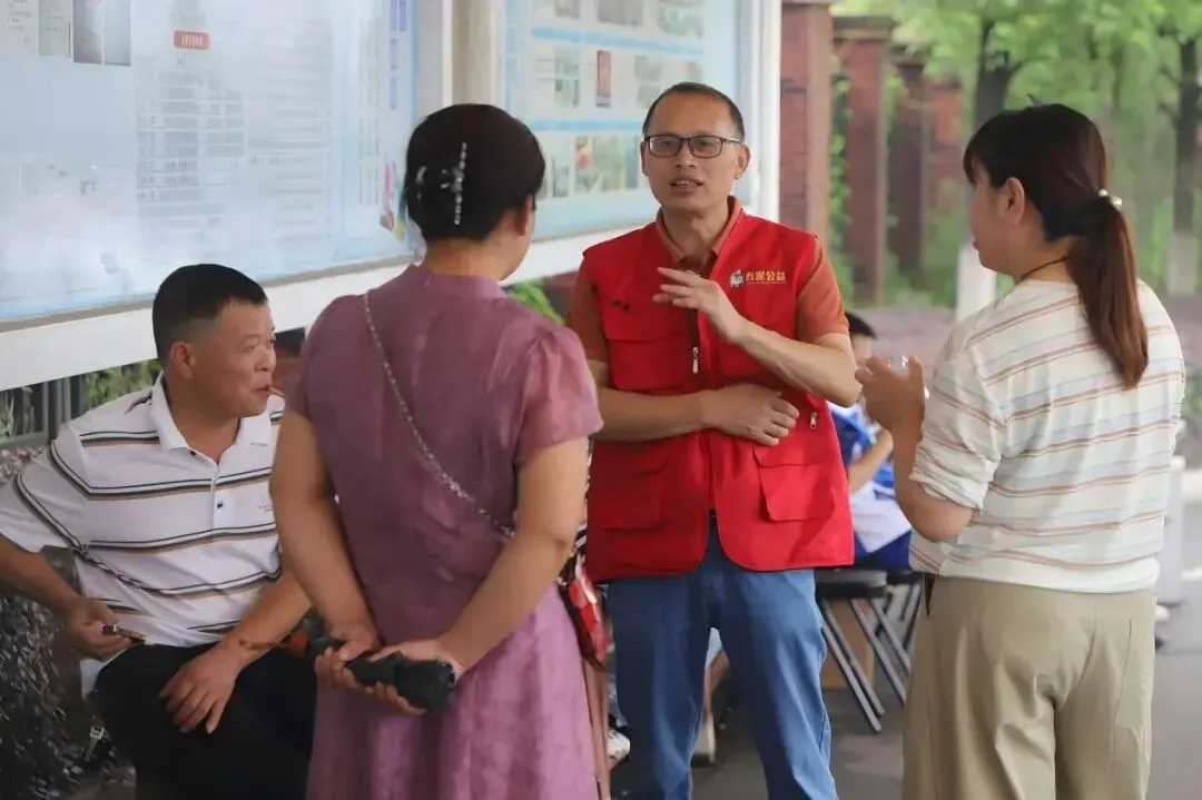 衢州志愿者为中考学子保驾护航-第7张图片-四季读书网