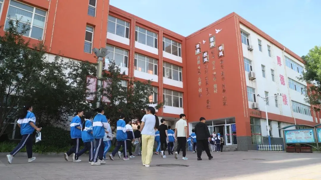 海港区:“三心”服务护航中考-第4张图片-四季读书网
