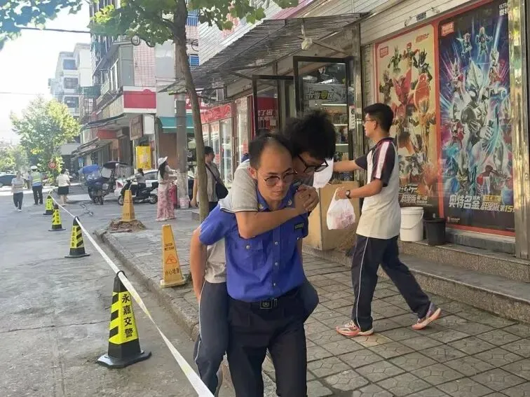 “来,我背你进去!”今天中考落幕,桥头考点这一幕,必须晒出来-第2张图片-四季读书网 “来,我背你进去!”今天中考落幕,桥头考点这一幕,必须晒出来-第2张图片-四季读书网