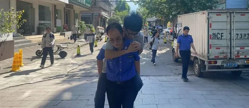 “来,我背你进去!”今天中考落幕,桥头考点这一幕,必须晒出来-第6张图片-四季读书网 “来,我背你进去!”今天中考落幕,桥头考点这一幕,必须晒出来-第6张图片-四季读书网