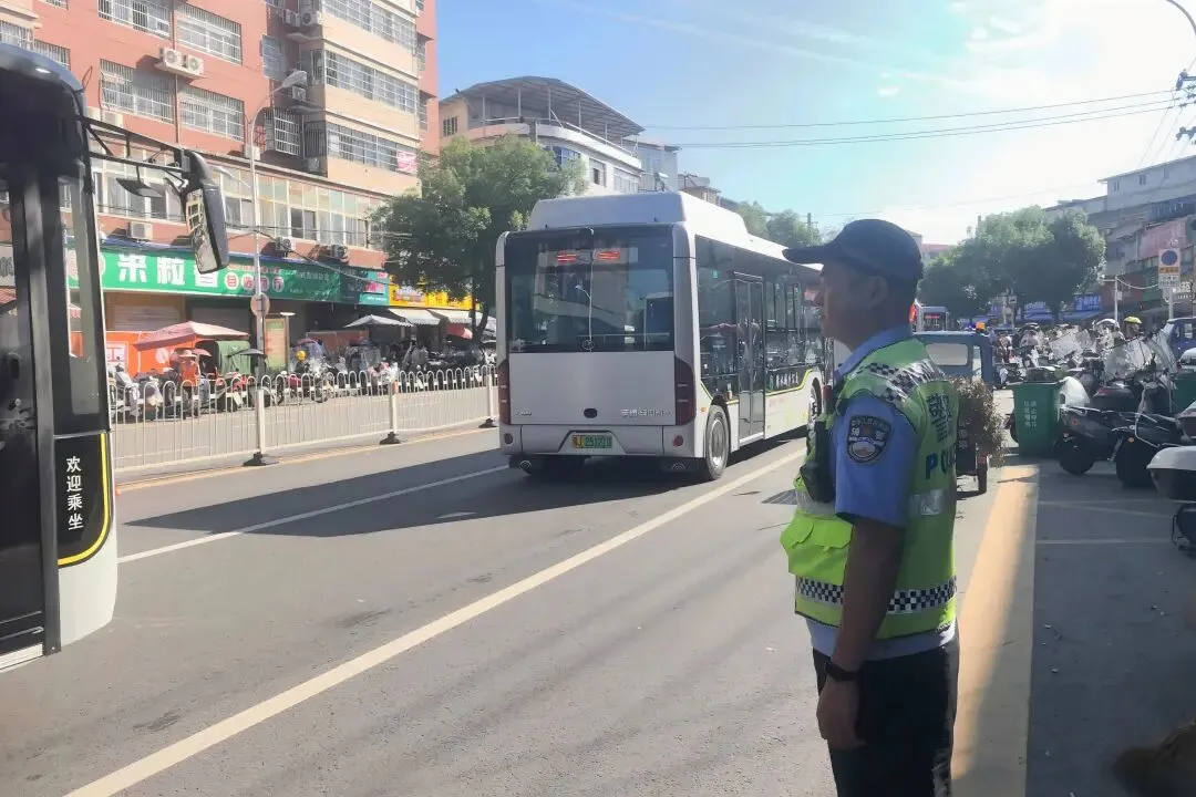 暖心护航!浠水公安全力守护中考学子逐梦路-第9张图片-四季读书网
