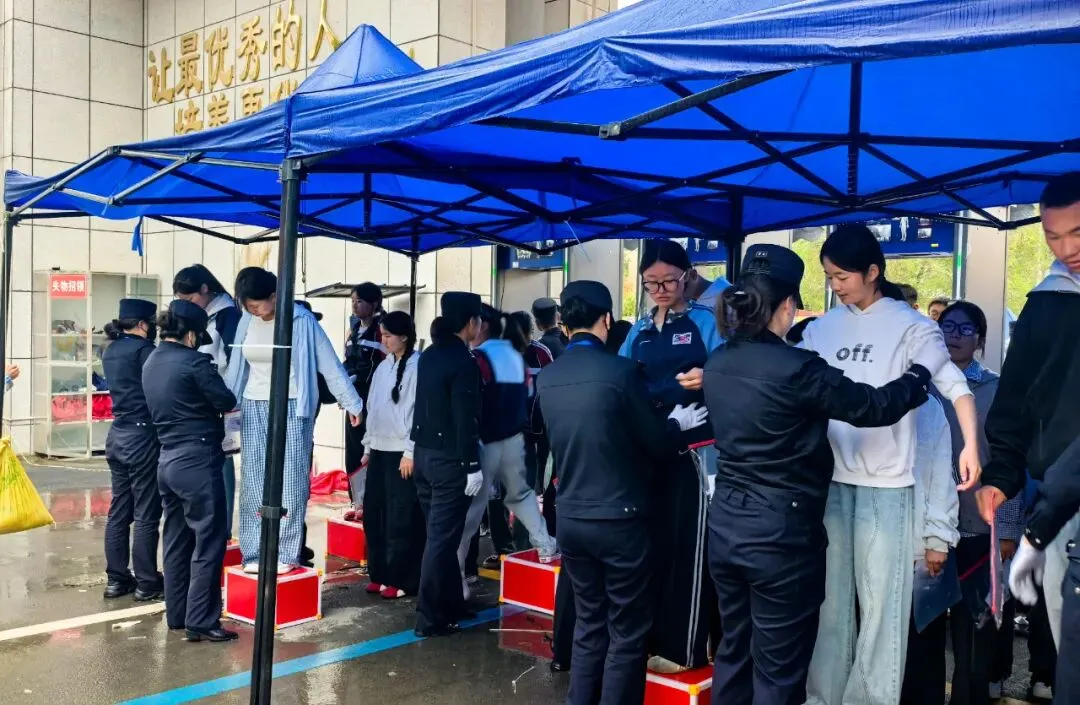 【中考首日】以笔为翼 向梦而行——2026年中考共和考区首日顺利开考-第6张图片-四季读书网 【中考首日】以笔为翼 向梦而行——2026年中考共和考区首日顺利开考-第6张图片-四季读书网