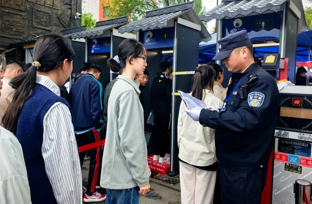 【中考首日】以笔为翼 向梦而行——2026年中考共和考区首日顺利开考-第7张图片-四季读书网 【中考首日】以笔为翼 向梦而行——2026年中考共和考区首日顺利开考-第7张图片-四季读书网