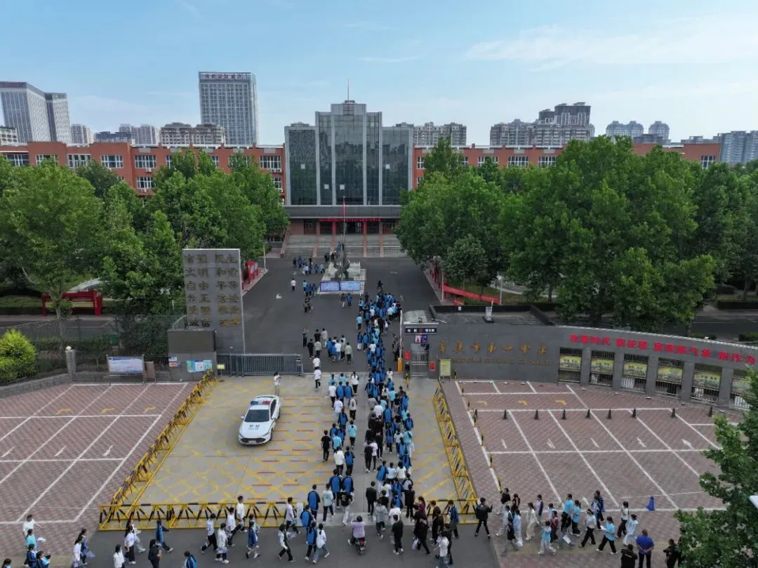 8513名!辛集中考首日现场直击→-第3张图片-四季读书网