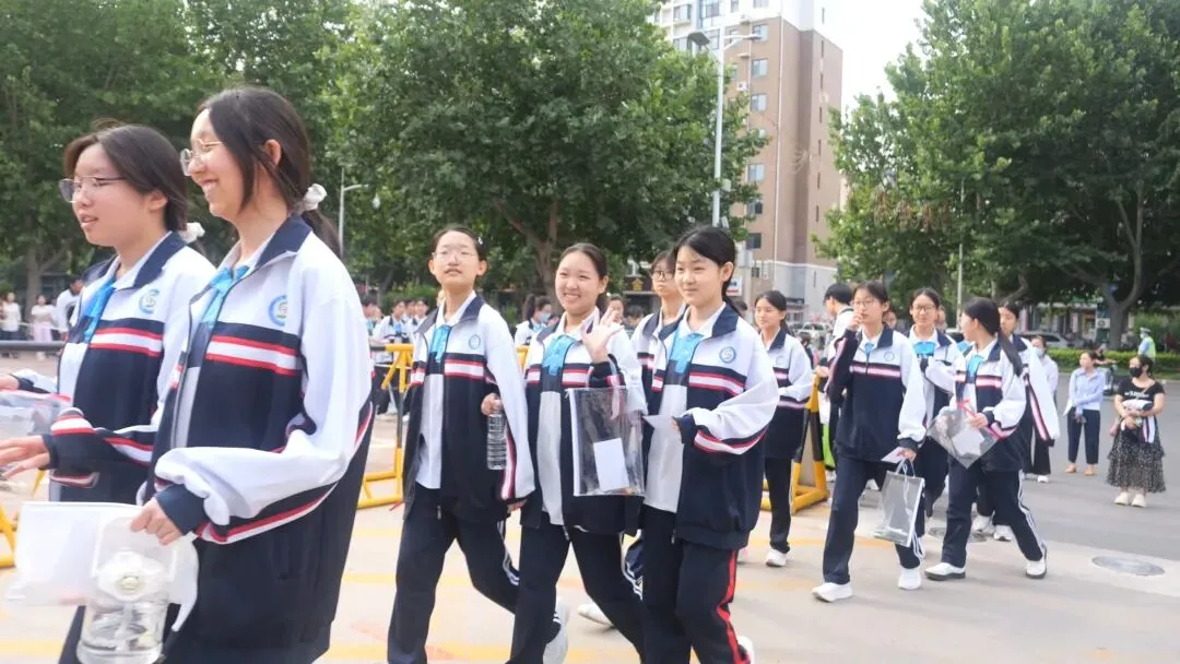 8513名!辛集中考首日现场直击→-第5张图片-四季读书网