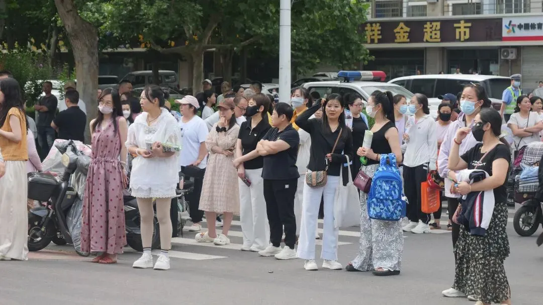 8513名!辛集中考首日现场直击→-第7张图片-四季读书网