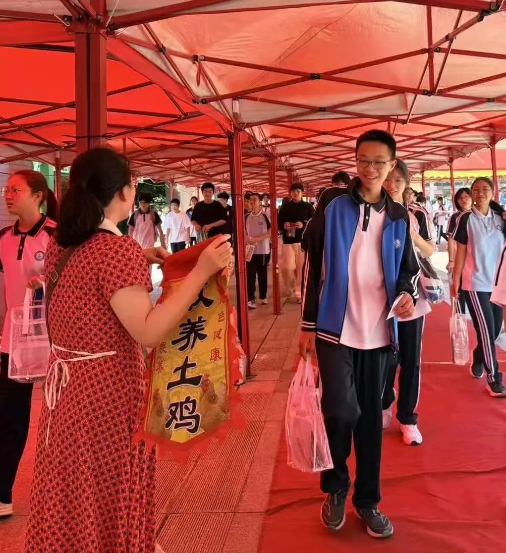 中考首日,马尾考点外,每一幕都动人……-第2张图片-四季读书网