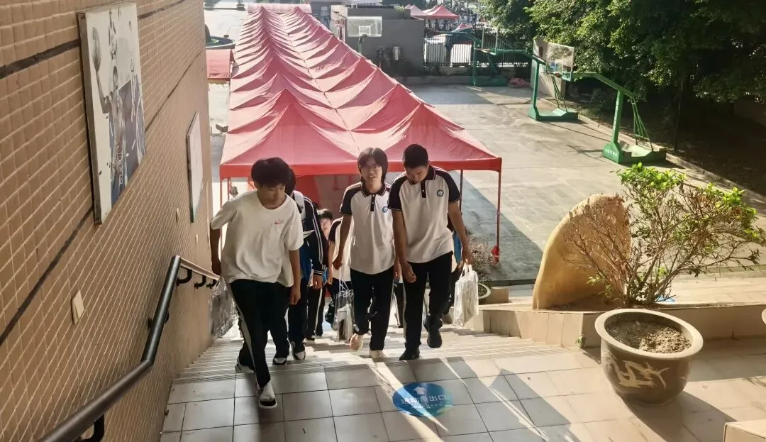 中考首日,马尾考点外,每一幕都动人……-第3张图片-四季读书网
