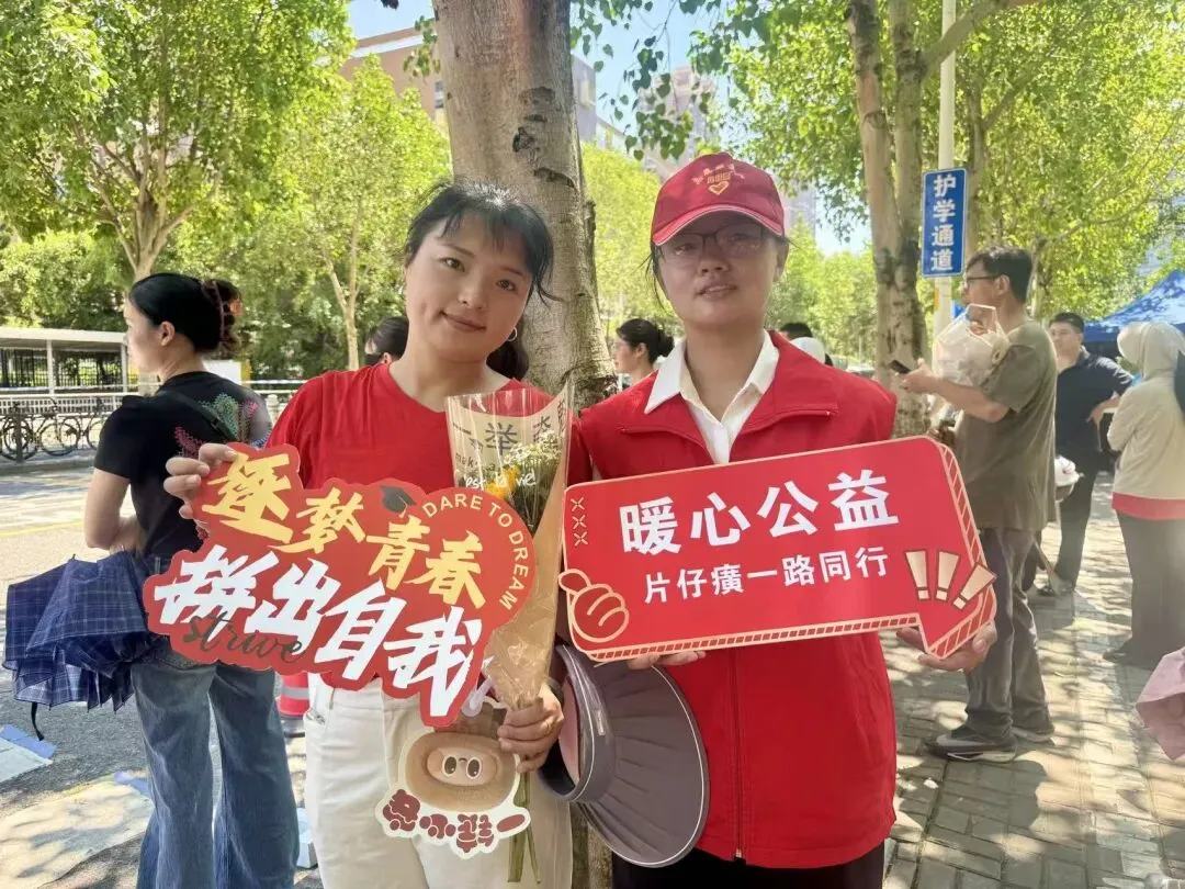 中考首日,马尾考点外,每一幕都动人……-第5张图片-四季读书网