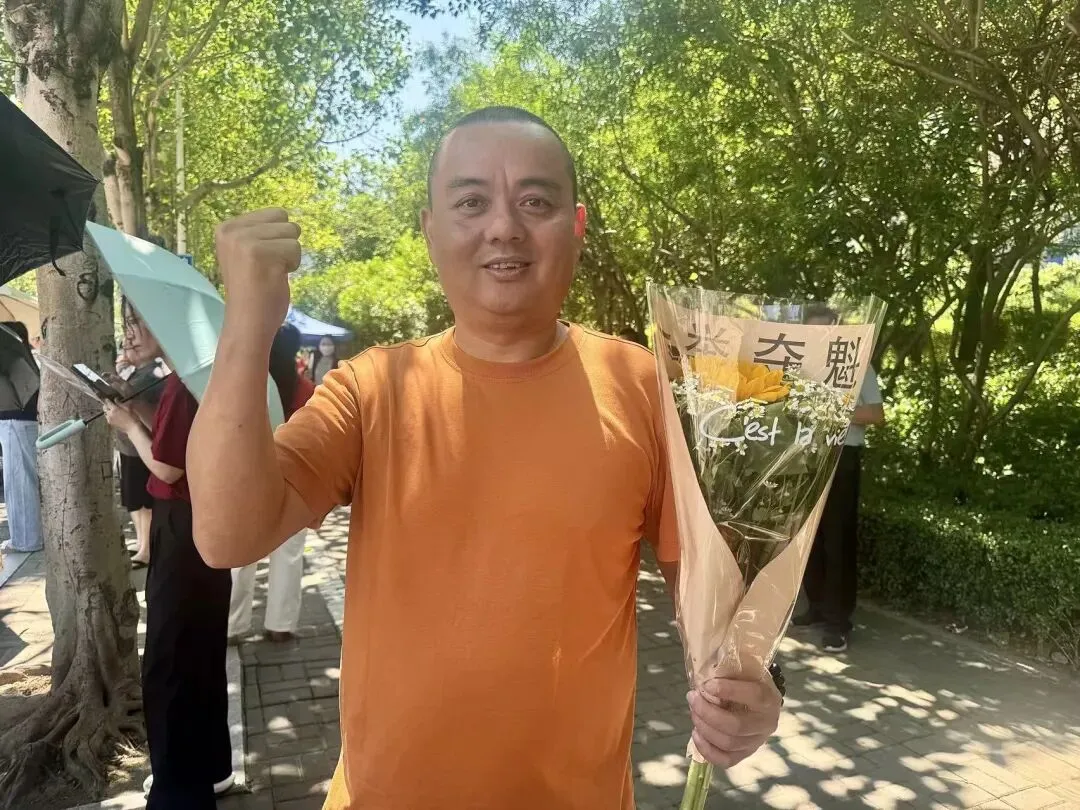 中考首日,马尾考点外,每一幕都动人……-第6张图片-四季读书网
