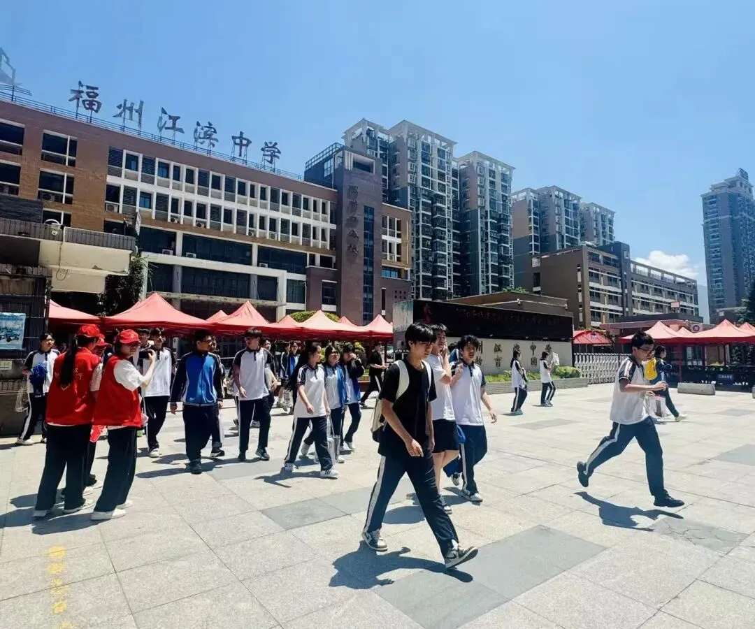 中考首日,马尾考点外,每一幕都动人……-第8张图片-四季读书网