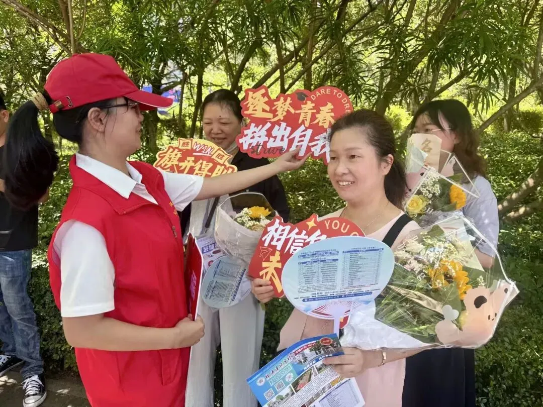 中考首日,马尾考点外,每一幕都动人……-第9张图片-四季读书网