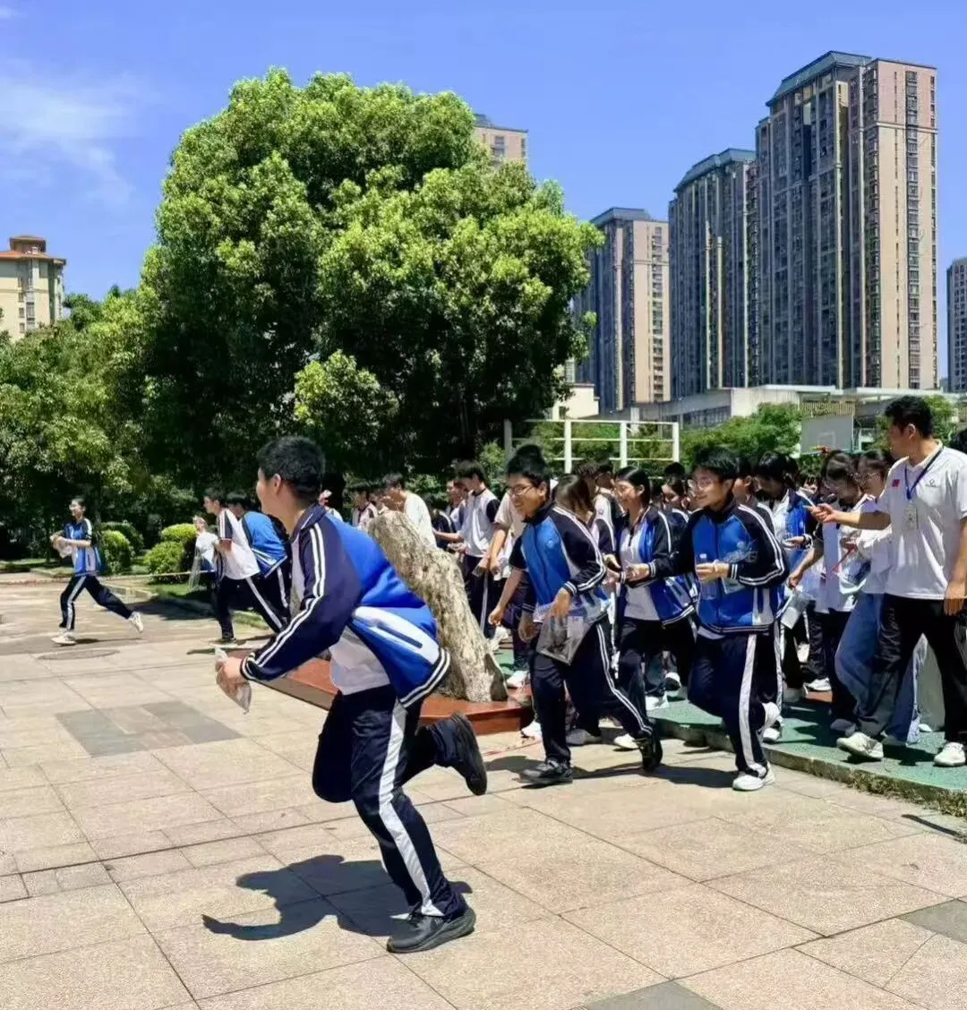中考首日,马尾考点外,每一幕都动人……-第11张图片-四季读书网