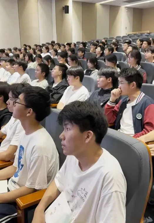 护航中考,温情相伴——南京江宁滨江外国语学校2026届送考纪实-第25张图片-四季读书网 护航中考,温情相伴——南京江宁滨江外国语学校2026届送考纪实-第25张图片-四季读书网