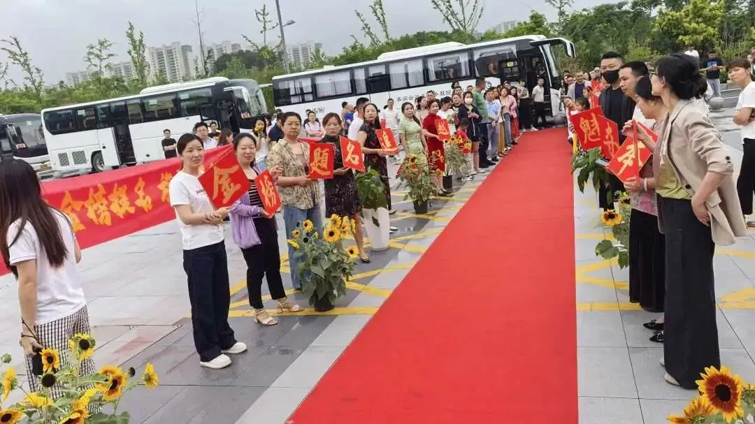 护航中考,温情相伴——南京江宁滨江外国语学校2026届送考纪实-第35张图片-四季读书网 护航中考,温情相伴——南京江宁滨江外国语学校2026届送考纪实-第35张图片-四季读书网