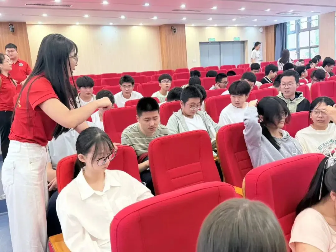 护航中考,温情相伴——南京江宁滨江外国语学校2026届送考纪实-第38张图片-四季读书网 护航中考,温情相伴——南京江宁滨江外国语学校2026届送考纪实-第38张图片-四季读书网