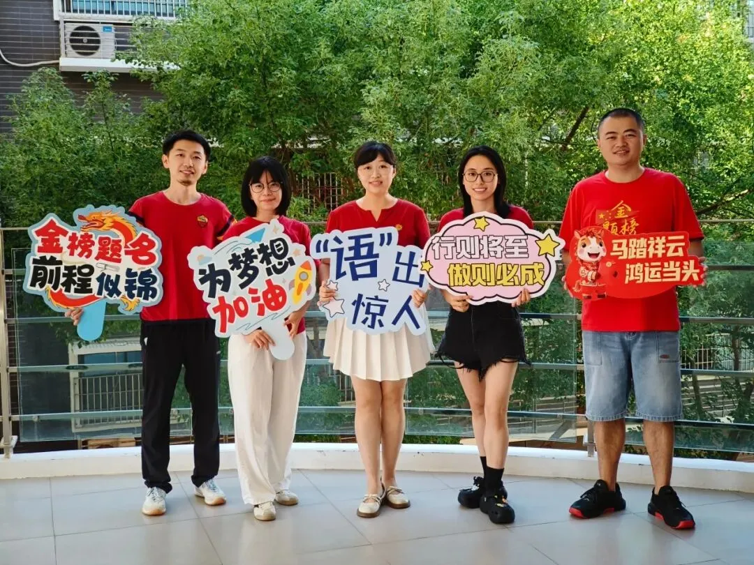 中考加油!青春执笔绘华章,双思学子展锋芒!-第19张图片-四季读书网